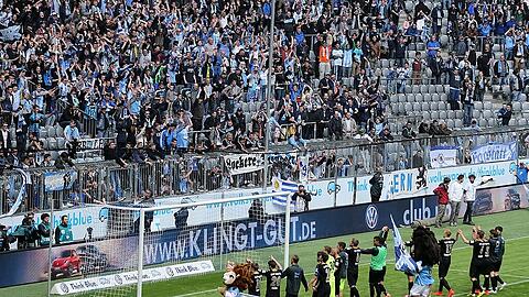 Gemeinsam zur Rettung: Die Spieler des TSV 1860 bedanken sich nach Schlusspfiff bei den Fans in der Kurve.