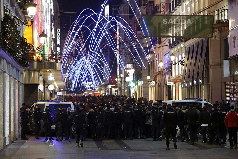 Tausende feierten an der Puerta del Sol in Madrid bereits am Freitag Silvester.