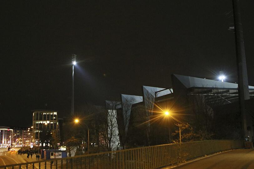 Eine Anekdote aus dem Regionalliga-Jahr: Am 20. November 2017 muss das geplante Heimspiel gegen den TSV Buchbach wegen eines Stromausfalls im Grünwalder Stadion abgesagt werden, festgehalten von Fotografin Anne Wild mit einem Foto von der Fßgängerbrücke auf dem Candidberg.