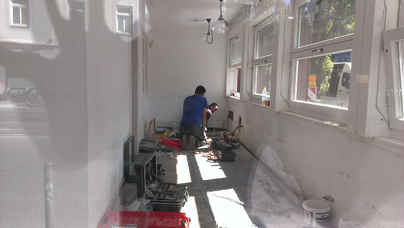 Handwerker werkeln herum - bis 31. August, wenn alles nach Plan verläuft.