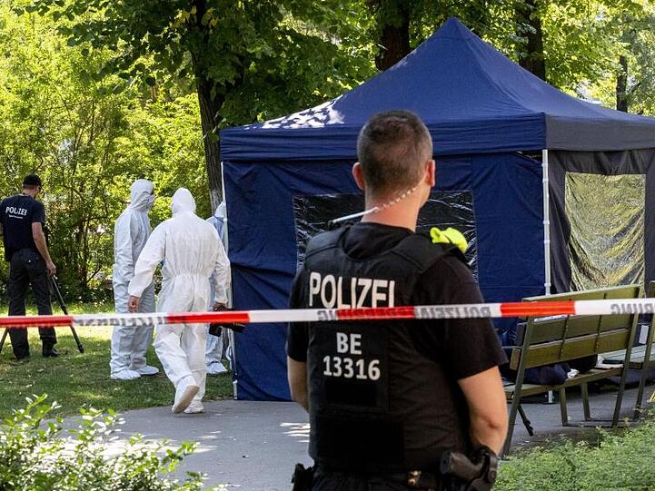 Beamte der Spurensicherung sichern in einem Faltpavillon Spuren am Tatort.
