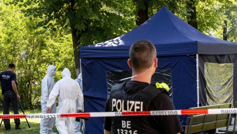 Beamte der Spurensicherung sichern in einem Faltpavillon Spuren am Tatort.