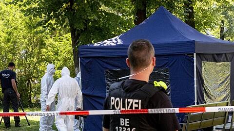 Beamte der Spurensicherung sichern in einem Faltpavillon Spuren am Tatort.