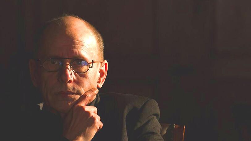 Olaf Kühne, geboren 1957 in Berlin, war Steuerbeamter und arbeitet seit 40 Jahren als Unternehmensberater. Außerdem ist er geschäftsführender Gesellschafter einer Veranstaltungs-GmbH in Augsburg. Olaf Kühne, geboren 1957 in Berlin, war Steuerbeamter und arbeitet seit 40 Jahren als Unternehmensberater. Außerdem ist er geschäftsführender Gesellschafter einer Veranstaltungs-GmbH in Augsburg.