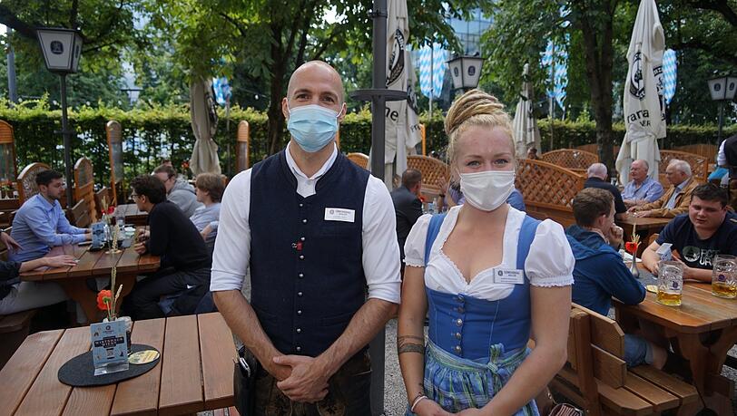 Die Kellner Alexander Keller und Isabella Steinberger. Die Kellner Alexander Keller und Isabella Steinberger.