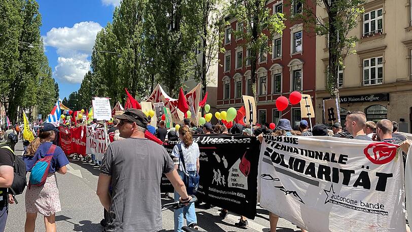 Der Demozug in der Lindwurmstraße.
