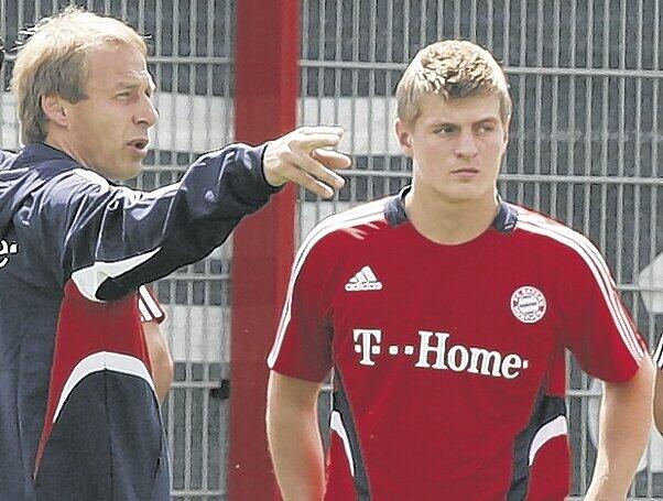Er setzt auf den Teenie: Während Vorgänger Ottmar Hitzfeld ihm nicht so viele Einsatzzeiten gab, macht der neue Trainer Jürgen Klinsmann den 18-jährigen Toni Kroos zur zentralen Figur im Mittelfeld.