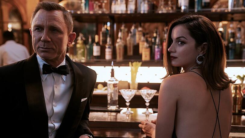 Daniel Craig zum letzten Mal als James Bond, an seiner Seite Ana de Armas als CIA-Kontakt Paloma.