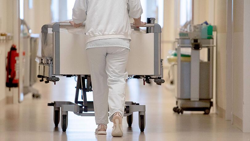 Ein Belegungstag in einer bayerischen Klinik kostete im vergangenen Jahr 969 Euro. (Symbolbild)