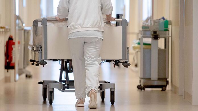 Ein Belegungstag in einer bayerischen Klinik kostete im vergangenen Jahr 969 Euro. (Symbolbild)