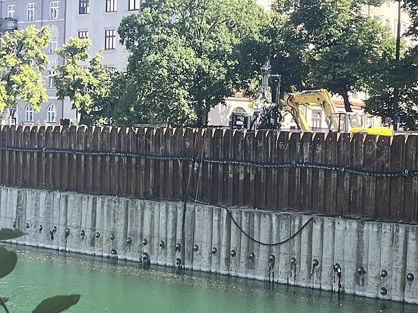 Das Wasser soll abgepumpt werden. Das Wasser soll abgepumpt werden.