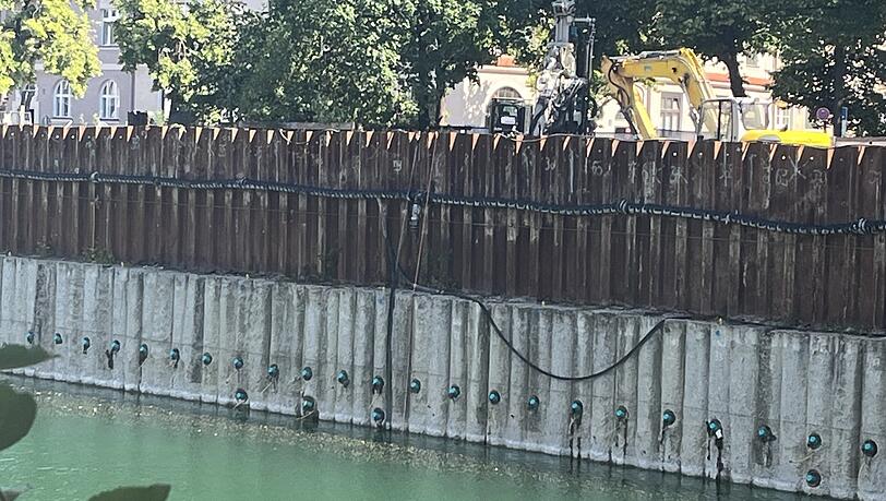 Das Wasser soll abgepumpt werden. Das Wasser soll abgepumpt werden.