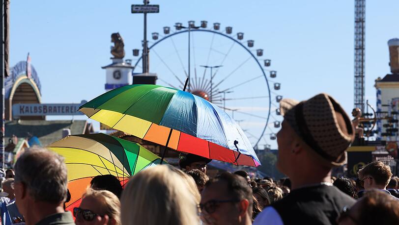 Hochsommerliche Temperaturen auf der Wiesn - da gewährten Schirme zumindest ein wenig Schatten.