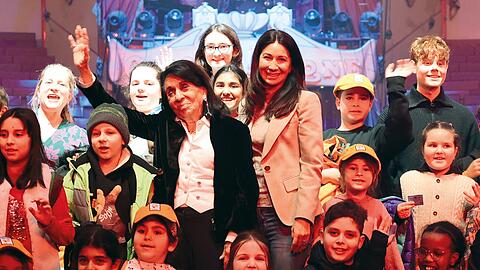 Regine Sixt und Schwiegertochter Noni mit &uuml;ber 100 Kindern im Circus Krone.