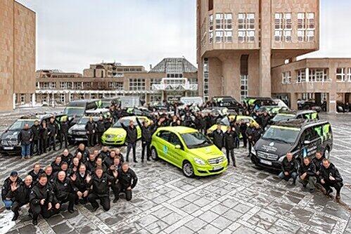 Das F-Cell-Team bereitet sich auf seinen Start rund um die Welt vor.