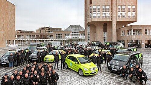Das F-Cell-Team bereitet sich auf seinen Start rund um die Welt vor. Das F-Cell-Team bereitet sich auf seinen Start rund um die Welt vor.