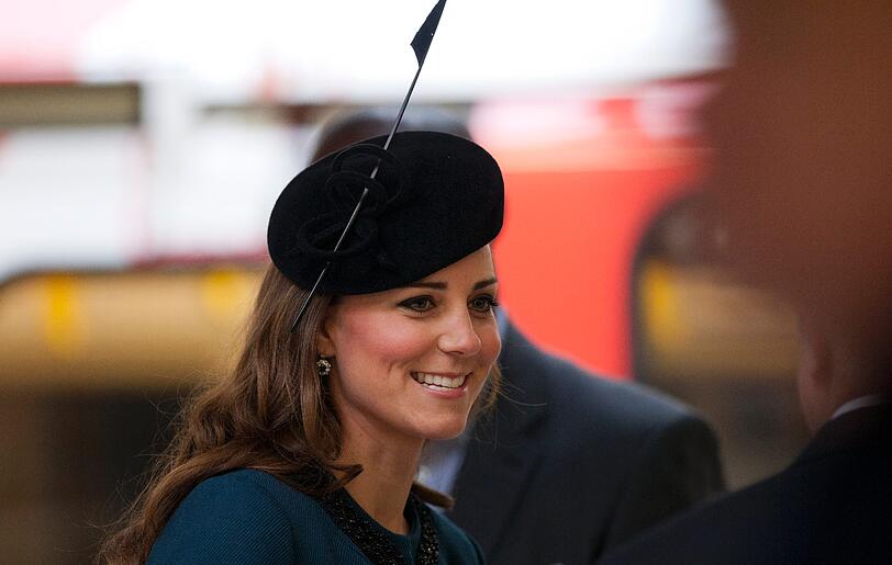 Queen Elizabeth und Kate Middleton besuchen die Londoner U-Bahn, die 150-jähriges Jubiläum feiert.