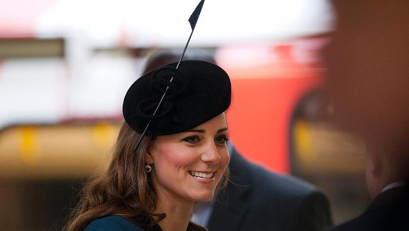 Queen Elizabeth und Kate Middleton besuchen die Londoner U-Bahn, die 150-jähriges Jubiläum feiert. Queen Elizabeth und Kate Middleton besuchen die Londoner U-Bahn, die 150-jähriges Jubiläum feiert.