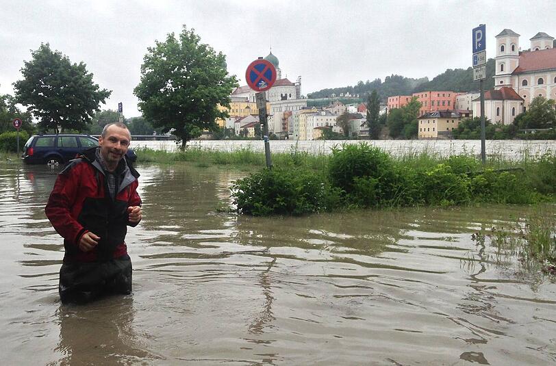Der Passauer Journalist Hubert Denk mit einer so genannten Wat-Hose in den Fluten. Das Foto entstand am Samstag - da war nur sein Garten und Keller überflutet.