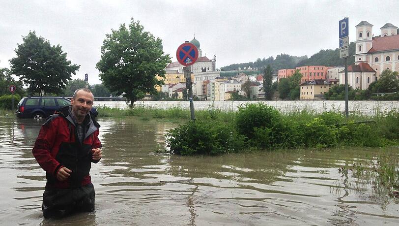 Der Passauer Journalist Hubert Denk mit einer so genannten Wat-Hose in den Fluten. Das Foto entstand am Samstag - da war nur sein Garten und Keller überflutet. Der Passauer Journalist Hubert Denk mit einer so genannten Wat-Hose in den Fluten. Das Foto entstand am Samstag - da war nur sein Garten und Keller überflutet.