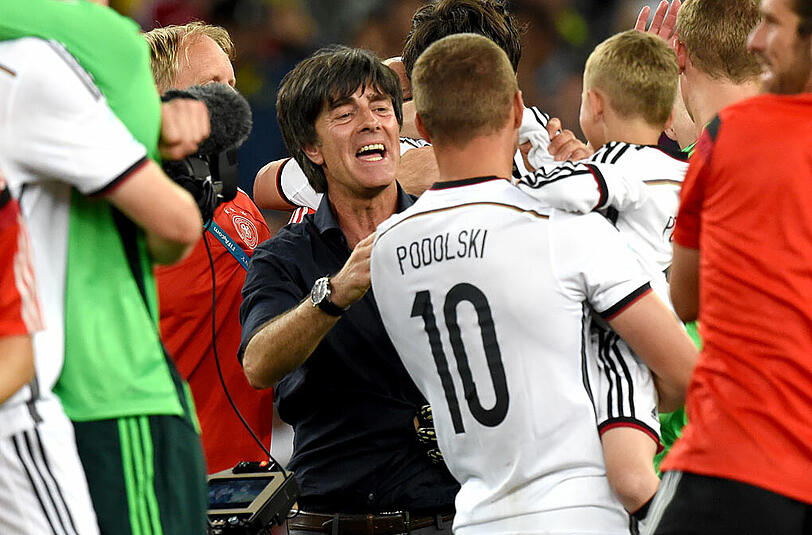Der Weltmeister-Trainer: Jogi Löw mit Lukas Podolski.