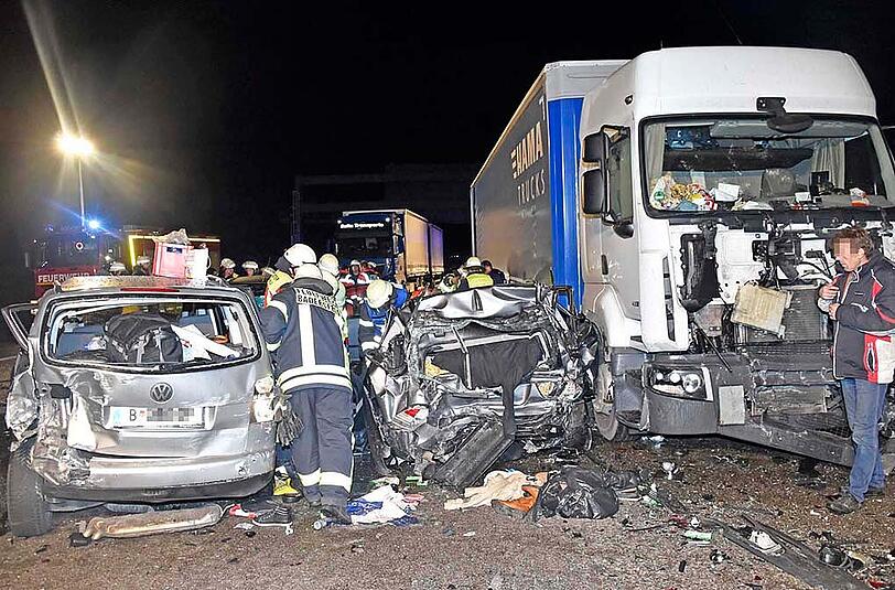 Bilder vom schweren Verkehrsunfall auf der A99 bei Neuherberg. Ein 40-Tonner raste in ein Stauende - mehrere Personen wurden schwer verletzt.