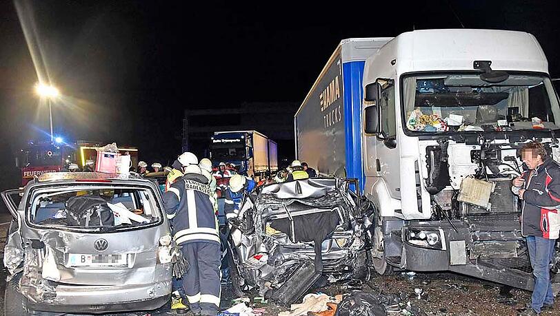 Bilder vom schweren Verkehrsunfall auf der A99 bei Neuherberg. Ein 40-Tonner raste in ein Stauende - mehrere Personen wurden schwer verletzt. Bilder vom schweren Verkehrsunfall auf der A99 bei Neuherberg. Ein 40-Tonner raste in ein Stauende - mehrere Personen wurden schwer verletzt.