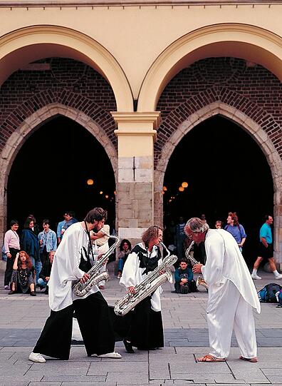 Krakau: Polnische Boheme
Diese weltoffene Art begeistert einfach. Krakau heute, das sind Baukunst und Braukunst, Kneipenbummel und Livemusik, die aufwändig restaurierte Altstadt und das lifestylige Ex-Arbeitervietel Podgórze. Am Rynek Glowny, Europas größtem mittelalterlichen Marktplatz, bläst der Trompeter oben auf der Marienkirche immer noch zu jeder vollen Stunde sein Lied. Dass die Krakauer seit der Habsburger Zeit die Lust am Kaffeetrinken nicht verloren haben, zeigen die prächtig restaurierten Art déco-Säle des Café Noworolski an der Ostseite der Tuchhallen. Im jüdischen Viertel Kazimierz duftet es verführerisch nach Falafel, im trendigen Café Ariel läuft vielleicht gerade ein Konzert mit Klezmer-Musik. Mit den ersten Frühlings-Sonnenstrahlen zieht es die Krakauer an die Ufer der Weichsel. Dort breiten sie ihre Picknickdecken aus und probieren die gerade am Rynek-Kleparski-Markt gekauften Piroggen. Nicht versäumen: den frühlingshaften Spaziergang auf dem Königsweg zum Wawel mit Königsschloss und Kathedrale. Hier gibt es Kunst und Kultur aus tausend Jahren und dazu tolle Terrassencafés im Grünen.
Nach Krakau fliegen Wizzair, Air Berlin, Germanwings z.B. von Stuttgart, Berlin, Hannover, Leipzig und Dresden. Flugpreise ab 60 Euro einfach