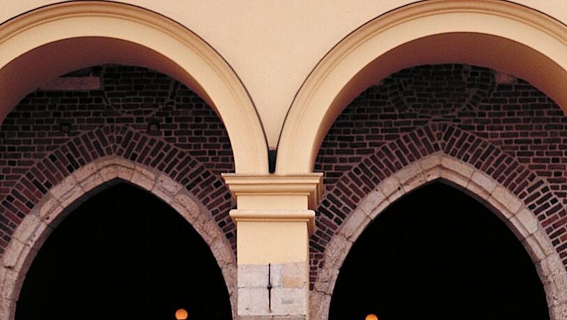 Krakau: Polnische Boheme
Diese weltoffene Art begeistert einfach. Krakau heute, das sind Baukunst und Braukunst, Kneipenbummel und Livemusik, die aufwändig restaurierte Altstadt und das lifestylige Ex-Arbeitervietel Podgórze. Am Rynek Glowny, Europas größtem mittelalterlichen Marktplatz, bläst der Trompeter oben auf der Marienkirche immer noch zu jeder vollen Stunde sein Lied. Dass die Krakauer seit der Habsburger Zeit die Lust am Kaffeetrinken nicht verloren haben, zeigen die prächtig restaurierten Art déco-Säle des Café Noworolski an der Ostseite der Tuchhallen. Im jüdischen Viertel Kazimierz duftet es verführerisch nach Falafel, im trendigen Café Ariel läuft vielleicht gerade ein Konzert mit Klezmer-Musik. Mit den ersten Frühlings-Sonnenstrahlen zieht es die Krakauer an die Ufer der Weichsel. Dort breiten sie ihre Picknickdecken aus und probieren die gerade am Rynek-Kleparski-Markt gekauften Piroggen. Nicht versäumen: den frühlingshaften Spaziergang auf dem Königsweg zum Wawel mit Königsschloss und Kathedrale. Hier gibt es Kunst und Kultur aus tausend Jahren und dazu tolle Terrassencafés im Grünen.
Nach Krakau fliegen Wizzair, Air Berlin, Germanwings z.B. von Stuttgart, Berlin, Hannover, Leipzig und Dresden. Flugpreise ab 60 Euro einfach Krakau: Polnische Boheme
Diese weltoffene Art begeistert einfach. Krakau heute, das sind Baukunst und Braukunst, Kneipenbummel und Livemusik, die aufwändig restaurierte Altstadt und das lifestylige Ex-Arbeitervietel Podgórze. Am Rynek Glowny, Europas größtem mittelalterlichen Marktplatz, bläst der Trompeter oben auf der Marienkirche immer noch zu jeder vollen Stunde sein Lied. Dass die Krakauer seit der Habsburger Zeit die Lust am Kaffeetrinken nicht verloren haben, zeigen die prächtig restaurierten Art déco-Säle des Café Noworolski an der Ostseite der Tuchhallen. Im jüdischen Viertel Kazimierz duftet es verführerisch nach Falafel, im trendigen Café Ariel läuft vielleicht gerade ein Konzert mit Klezmer-Musik. Mit den ersten Frühlings-Sonnenstrahlen zieht es die Krakauer an die Ufer der Weichsel. Dort breiten sie ihre Picknickdecken aus und probieren die gerade am Rynek-Kleparski-Markt gekauften Piroggen. Nicht versäumen: den frühlingshaften Spaziergang auf dem Königsweg zum Wawel mit Königsschloss und Kathedrale. Hier gibt es Kunst und Kultur aus tausend Jahren und dazu tolle Terrassencafés im Grünen.
Nach Krakau fliegen Wizzair, Air Berlin, Germanwings z.B. von Stuttgart, Berlin, Hannover, Leipzig und Dresden. Flugpreise ab 60 Euro einfach