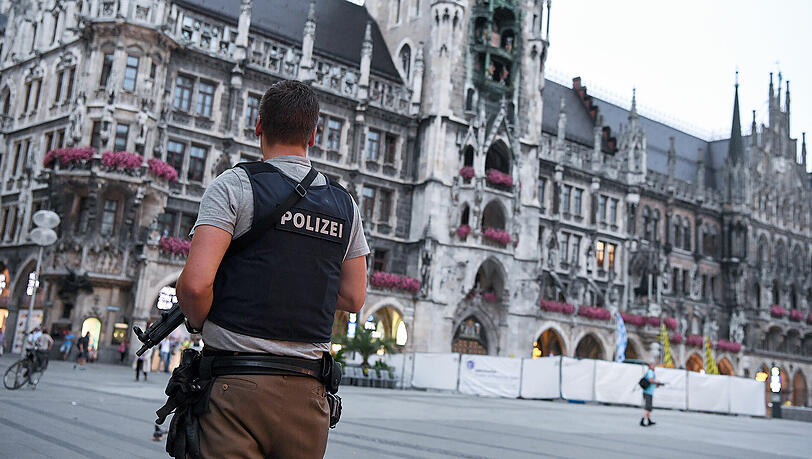 Die Hitze macht den Münchnern zu schaffen, dadurch muss die Polizei häufiger ausrücken. Die Hitze macht den Münchnern zu schaffen, dadurch muss die Polizei häufiger ausrücken.
