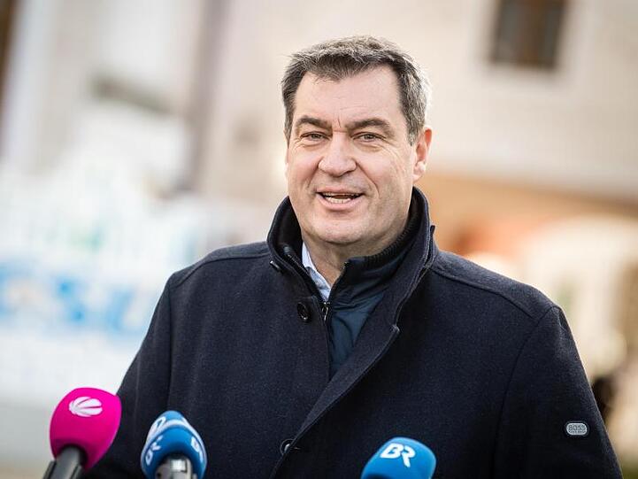 Markus Söder spricht mit Journalisten. Foto: Matthias Balk/dpa