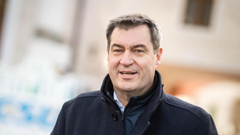 Markus Söder spricht mit Journalisten. Foto: Matthias Balk/dpa