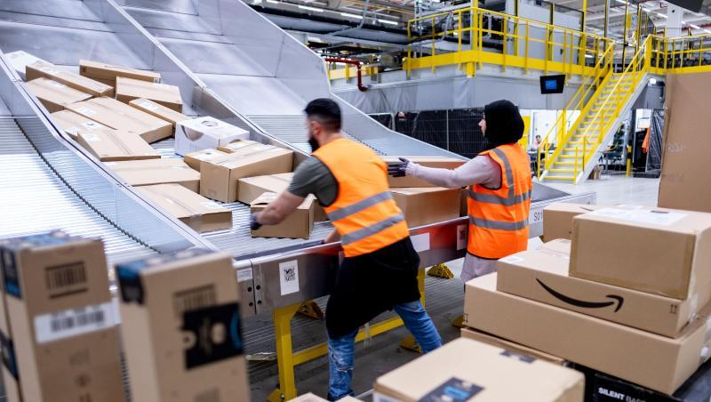 Mitarbeiter des Paketversenders Amazon sortieren Pakete im Sortierzentrum in Garbsen. Mitarbeiter des Paketversenders Amazon sortieren Pakete im Sortierzentrum in Garbsen.