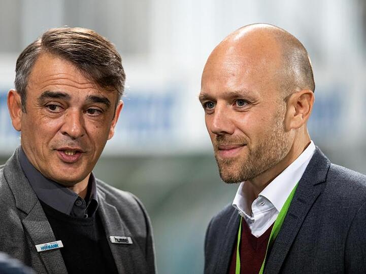Fürther Trainer Damir Buric (l) spricht vor Spielbeginn mit Geschäftsführer des Vereins Holger Schwiewagner. Foto: Daniel Karmann/Archiv