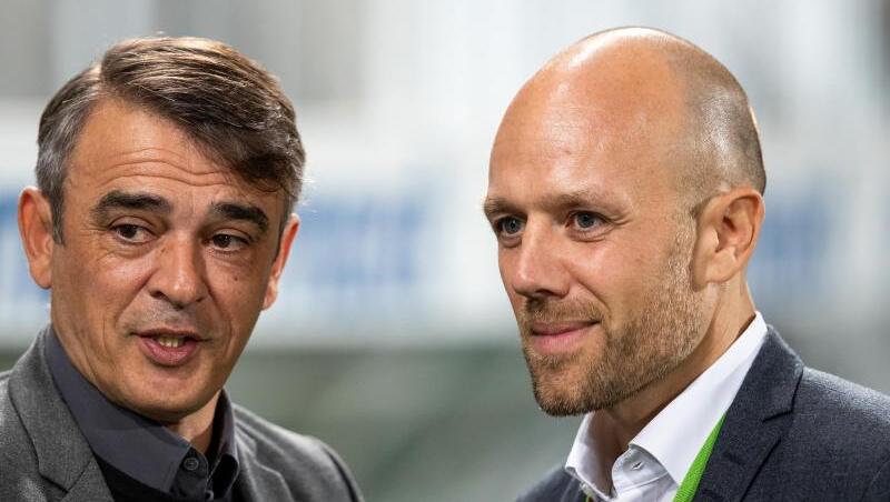 Fürther Trainer Damir Buric (l) spricht vor Spielbeginn mit Geschäftsführer des Vereins Holger Schwiewagner. Foto: Daniel Karmann/Archiv Fürther Trainer Damir Buric (l) spricht vor Spielbeginn mit Geschäftsführer des Vereins Holger Schwiewagner. Foto: Daniel Karmann/Archiv