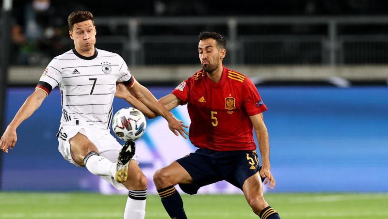Spaniens Sergio Busquets (r) im Zweikampf mit Deutschlands Julian Draxler.