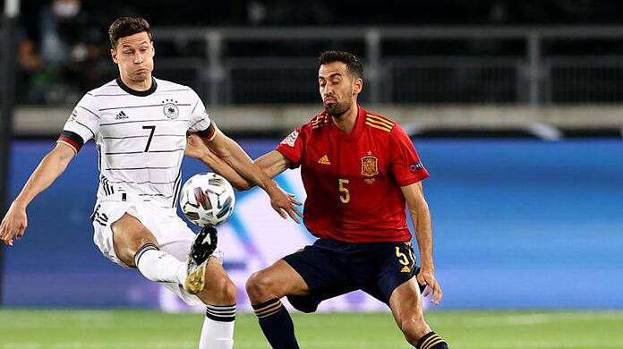Spaniens Sergio Busquets (r) im Zweikampf mit Deutschlands Julian Draxler.