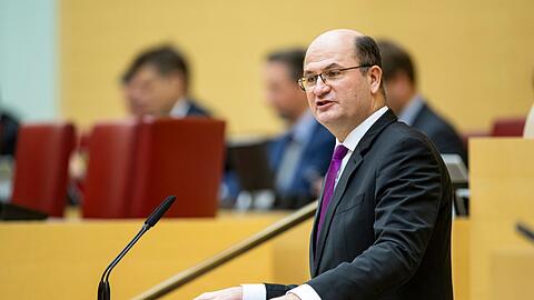Bayerns Finanzminister Albert Füracker (CSU) spricht.