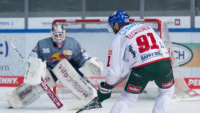 Mathias Niederberger (l) von München und Luke Esposito von Augsburg kämpfen um den Puck.