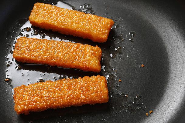 Wer sich das &Ouml;l aus der Pfanne und der Fritteuse sparen will, kann die Fischst&auml;bchen auch in der Hei&szlig;luftfritteuse zubereiten, (Symbolbild)