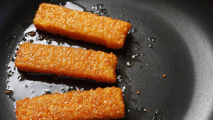 Wer sich das &Ouml;l aus der Pfanne und der Fritteuse sparen will, kann die Fischst&auml;bchen auch in der Hei&szlig;luftfritteuse zubereiten, (Symbolbild)