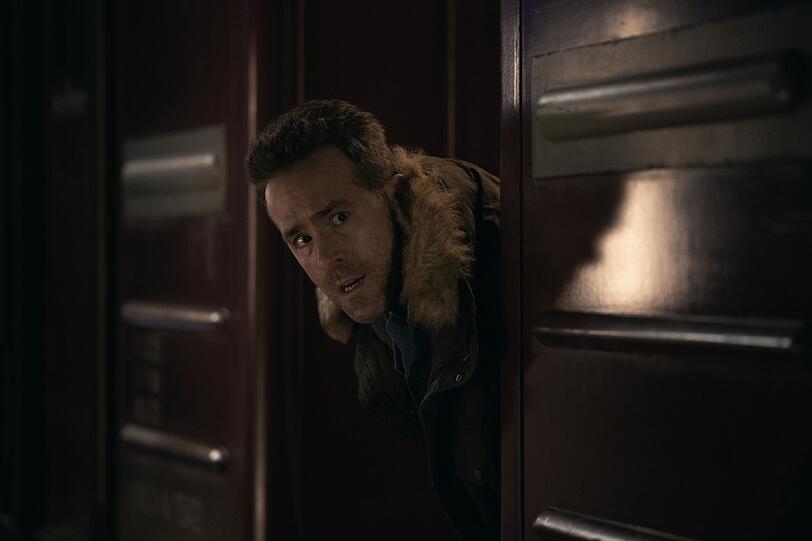 Troy (Ryan Reynolds) traut dem Braten nicht: Sein russischer Retter ist schließlich ein erklärter Klassenfeind. Troy (Ryan Reynolds) traut dem Braten nicht: Sein russischer Retter ist schließlich ein erklärter Klassenfeind.