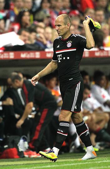 Robben muss vom Platz. Frustriert über das neuerliche Verletzungspech schmeißt er einen Schuh.