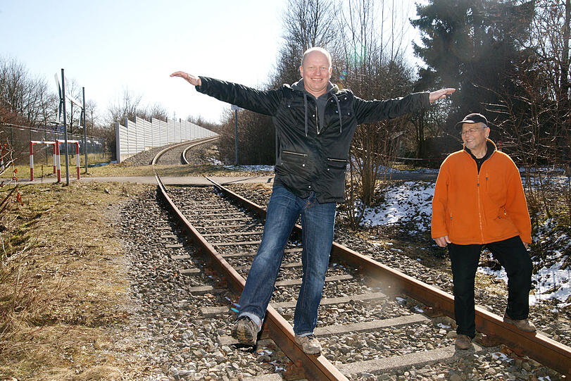 Keine Gefahr: Die Freunde Alexander Hasse (48, l.) und Bernhard Schmitt (78) turnen auf den Gleisen herum, die 1998 gebaut, aber nie befahren wurden. Heute sind sie größtenteils schon zugewachsen.