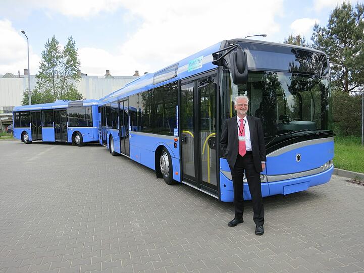 MVG-Chef Herbert König vor dem ersten Buszug, der für München produziert worden ist.