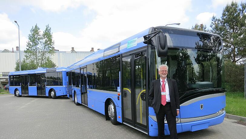 MVG-Chef Herbert König vor dem ersten Buszug, der für München produziert worden ist. MVG-Chef Herbert König vor dem ersten Buszug, der für München produziert worden ist.
