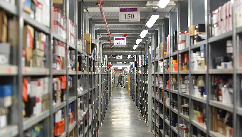 Ab Montag sind die Gänge im Amazon-Logistikzentrum in Bad Hersfeld (Hessen) leer. Ab Montag sind die Gänge im Amazon-Logistikzentrum in Bad Hersfeld (Hessen) leer.