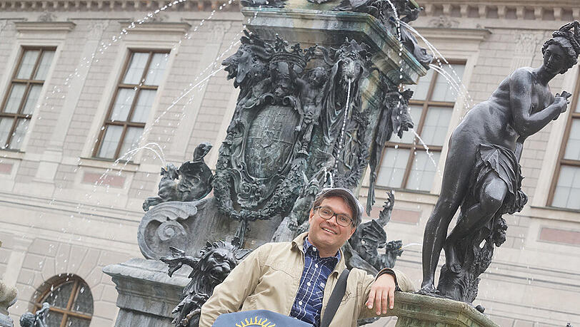 „Glauben Sie, was Sie wollen“: Christopher Weidner am Wittelsbacher Brunnen in der Residenz. „Glauben Sie, was Sie wollen“: Christopher Weidner am Wittelsbacher Brunnen in der Residenz.
