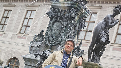 &bdquo;Glauben Sie, was Sie wollen&ldquo;: Christopher Weidner am Wittelsbacher Brunnen in der Residenz.