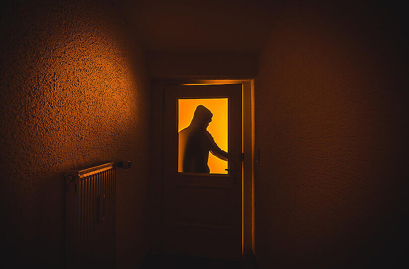 Die unbekannten Täter schlugen ein Fenster auf der Rückseite des Hauses ein und verschafften sich so Zutritt. (Symbolbild)
